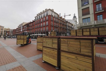 Empiezan a descargar las casetas de Navidad en la Plaza Mayor. -PHOTOGENIC