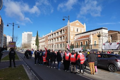 Imagen de la concentración frente al centro de Emergencias Sanitarias 112 en Valladolid. -AYTO. VA.