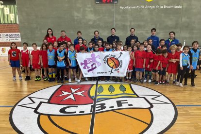 Equipos de minibasket de Arroyo de la Encomienta con la pancarta de 'YoDigoCero'. / EM