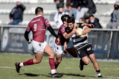 Un jugador de Alcobendas trata de frenar el ataque local. / PHOTOGENIC