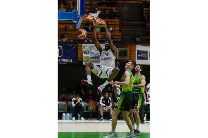 Kabasele machaca el aro ante la mirada impotente de dos jugadores de Albacete. / LOF