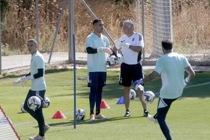 Asenjo conversa con el cuerpo técnico. / PHOTOGENIC
