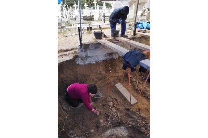 Trabajos en la fosa del cementerio de El Carmen. / PHOTOGENIC