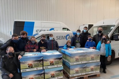 Variios lotes empaquetados en Semcal dispuestos a su reparto./ EM