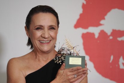 Blanca Portillo recibe una de las Espigas de Honor de la Seminci. / PHOTOGENIC