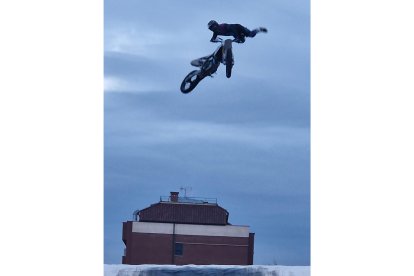 Espectáculo de acrobacias en el parking de Vallsur.- E. M.