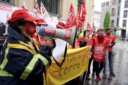 Una veintena de trabajadores de Correos se concentra frente a la sede principal en la Plaza de la Rinconada de la capital vallisoletana