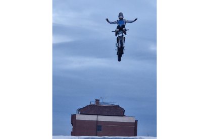 Espectáculo de acrobacias en el parking de Vallsur.- E. M.