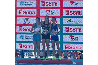 María Viciosa, en lo más alto del pódium en la categoría sub18. / EL MUNDO