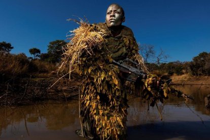 Petronella Chigumbura participa en un entrenamiento en el parque de Phundundu, Zimbaue. / BRENT STIRTON (GETTY IMAGES)