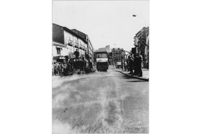 Obras de asfalto en la plaza España en el barrio San Andrés-Caño Argales. Sin fecha.- ARCHIVO MUNICIPAL VALLADOLID