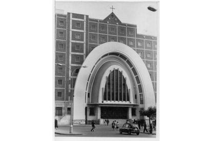 Fachada de la Iglesia de la Paz en el barrio San Andrés-Caño Argales. Sin fecha.- ARCHIVO MUNICIPAL VALLADOLID