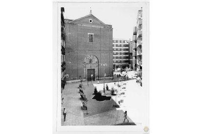 Parque en la Plaza de San Andrés con la fachada de la iglesia en el barrio San Andrés-Caño Argales. Sin fecha.- ARCHIVO MUNICIPAL VALLADOLID