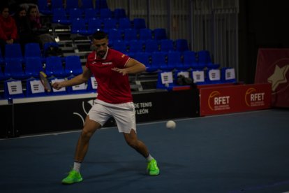 Jorge Hernando golpea la bola. / EL MUNDO