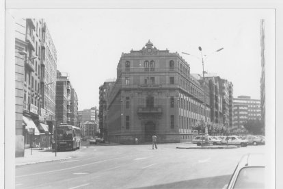 Edificio de la delegación de Hacienda en la plaza Madrid del barrio San Andrés-Caño Argales en 1986.- ARCHIVO MUNICIPAL VALLADOLID