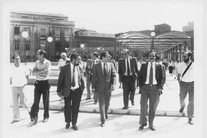 Tomás Rodríguez Bolaños, antiguo alcalde de Valladolid, visita las obras del nuevo Mercado del Campillo en el barrio San Andrés-Caño Argales en 1986.- ARCHIVO MUNICIPAL VALLADOLID