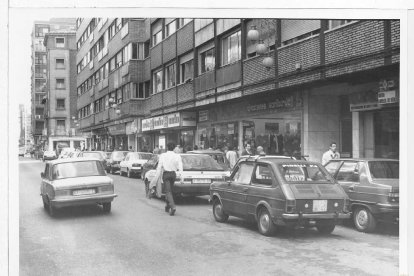 Calle Mantería antes de su peatonalización en el barrio San Andrés-Caño Argales en 1987.- ARCHIVO MUNICIPAL VALLADOLID