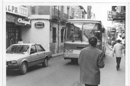 Calle Mantería antes de su peatonalización en el barrio San Andrés-Caño Argales en 1987.- ARCHIVO MUNICIPAL VALLADOLID