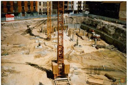 Construcción del parking situado bajo el actual Mercado del Campillo en el barrio San Andrés-Caño Argales en la década de 1990.- ARCHIVO MUNICIPAL VALLADOLID
