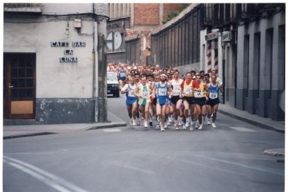 Atletas a su paso por el desaparecido Bar La Luna de la Plaza de la Cruz Verde en el barrio San Andrés-Caño Argales en 1995.- ARCHIVO MUNICIPAL VALLADOLID
