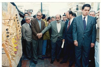 El antiguo alcalde de Valladolid, Francisco Javier León de la Riva, en la inauguración de la escultura de la plaza España en el barrio San Andrés-Caño Argales EN 1996.- ARCHIVO MUNICIPAL VALLADOLID