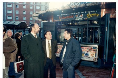 Inauguración del primer quiosco modelo artístico Casco Histórico en el barrio San Andrés-Caño Argales en 1997.- ARCHIVO MUNICIPAL VALLADOLID