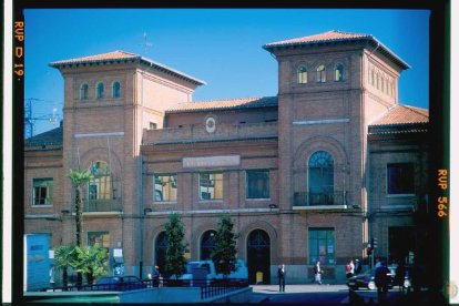 Fachada del C.E.I.P. Antonio García Quintana en el barrio San Andrés-Caño Argales en 1999.- ARCHIVO MUNICIPAL VALLADOLID