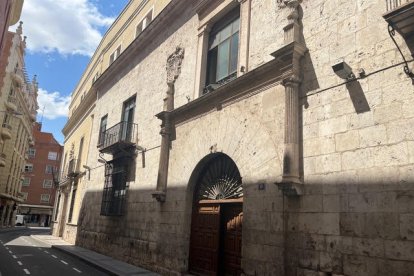 Fachada del Palacio de los Escudero-Herrera, en la calle Fray Luis de León, futuro emplazamiento de la sede. ILERNA