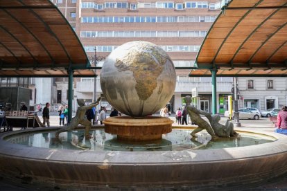 Plaza de España en el barrio de San Andrés-Caño Argales. -J.M. LOSTAU.