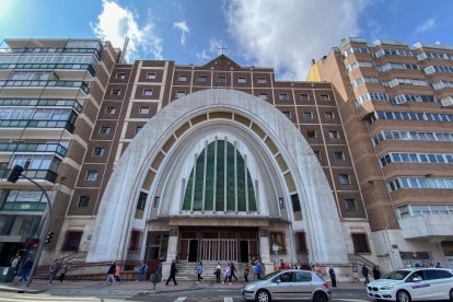 Iglesia de Los Capuchinos en la plaza de España en el barrio de San Andrés-Caño Argales.- J.M. LOSTAU.