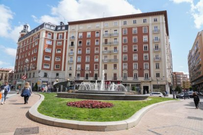 Plaza de España en el barrio de San Andrés-Caño Argales.- J.M. LOSTAU.