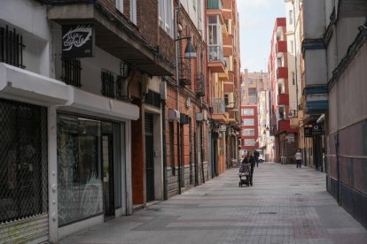 Calle de Juan de Agapito y Revilla  en el barrio de San Andrés-Caño Argales.- J.M. LOSTAU.