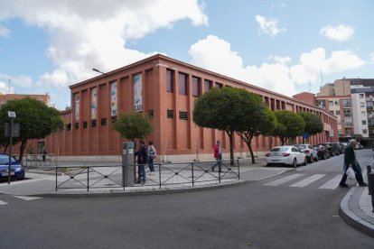 Mercado de El Campillo en el barrio de San Andrés-Caño Argales.- J.M. LOSTAU.