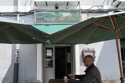 Bar La Ferroviaria en la calle Estación en el barrio de San Andrés-Caño Argales.- J.M. LOSTAU.