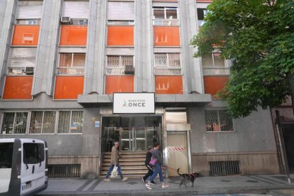 Edificio de la ONCE en la calle Muro en el barrio de San Andrés-Caño Argales.- J.M. LOSTAU.