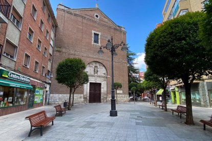 Plaza de San Andrés con la iglesia de San Andrés en el barrio de San Andrés-Caño Argales.- J.M. LOSTAU.