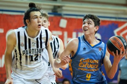 Sergio de Larrea en plena acción ante el Partizán de Belgrado. / EM