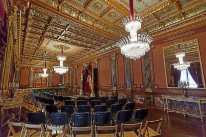 SALÓN DEL TRONO Se despliega en el ala que ocupó la reina Margarita y da a la fachada principal de la plaza de San Pablo. Su decoración ambientalista se efectuó en siglo XIXcon un vistoso revestimiento de las paredes y un esmerado trabajo de artesonado.