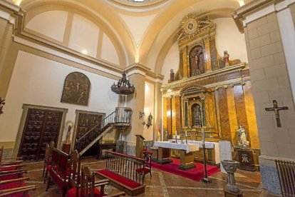 EL ORATORIO DE LA REINA La Capilla Palatina data de principios del siglo XVII y conserva el suelo original de cerámica. De orden toscano, en origen poseía una tribuna abierta a la iglesia de Palacio (ya desaparecida) y de ésta última conserva imágenes de San Diego y San Pedro Regalado.