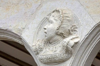 MEDALLONES Y ESCUDOS Los medallones de las enjutas del patio proceden de la época del Palacio de Francisco de los Cobos (en la imagen, el que se supone que es de su hija por la inscripción inferior). Los escudos de los reinos se incorporaron al transformarse en Palacio Real.