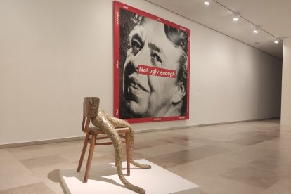 ‘Love me’ de Sarah Lucas, y ‘Not ugly enough’, de Barbara Kruger.
