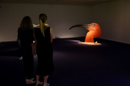 Dos mujeres contemplan una de las obras de Katja Novitskova. ICAL