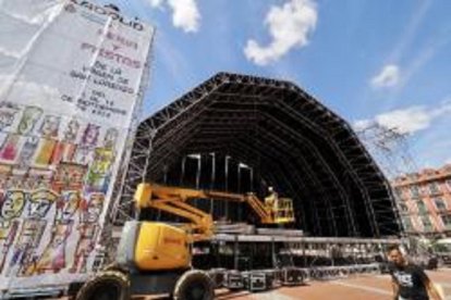 Montaje del escenario para los conciertos de la Plaza mayor en las fiestas de Valladolid 2023.- PHOTOGENIC