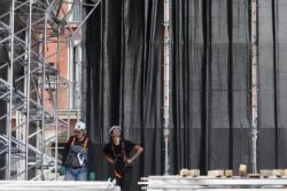 Montaje del escenario para los conciertos de la Plaza mayor en las fiestas de Valladolid 2023.- PHOTOGENIC