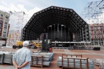 Montaje del escenario para los conciertos de la Plaza mayor en las fiestas de Valladolid 2023.- PHOTOGENIC