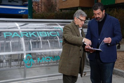 El gerente de Auvasa, Eduardo Cabanillas y el concejal de Tráfico y Movilidad, Alberto Gutiérrez Alberca. E.M.