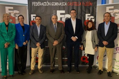 Autoridades en el photocall de la Gala de gimnasia de castilla y León. / EL MUNDO