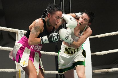 Isabel Rivero durante la defensa del cinturón de peso mínimo ante Gutiérrez. / J. M. LOSTAU