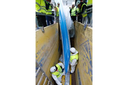 La obra de la reparación sin zanja de una tubería de agua potable en la Playa de las Moreras en Valladolid. -E.M.