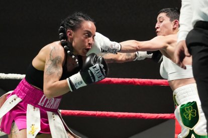Isabel Rivero durante la defensa del cinturón de peso mínimo ante Gutiérrez. / J. M. LOSTAU
